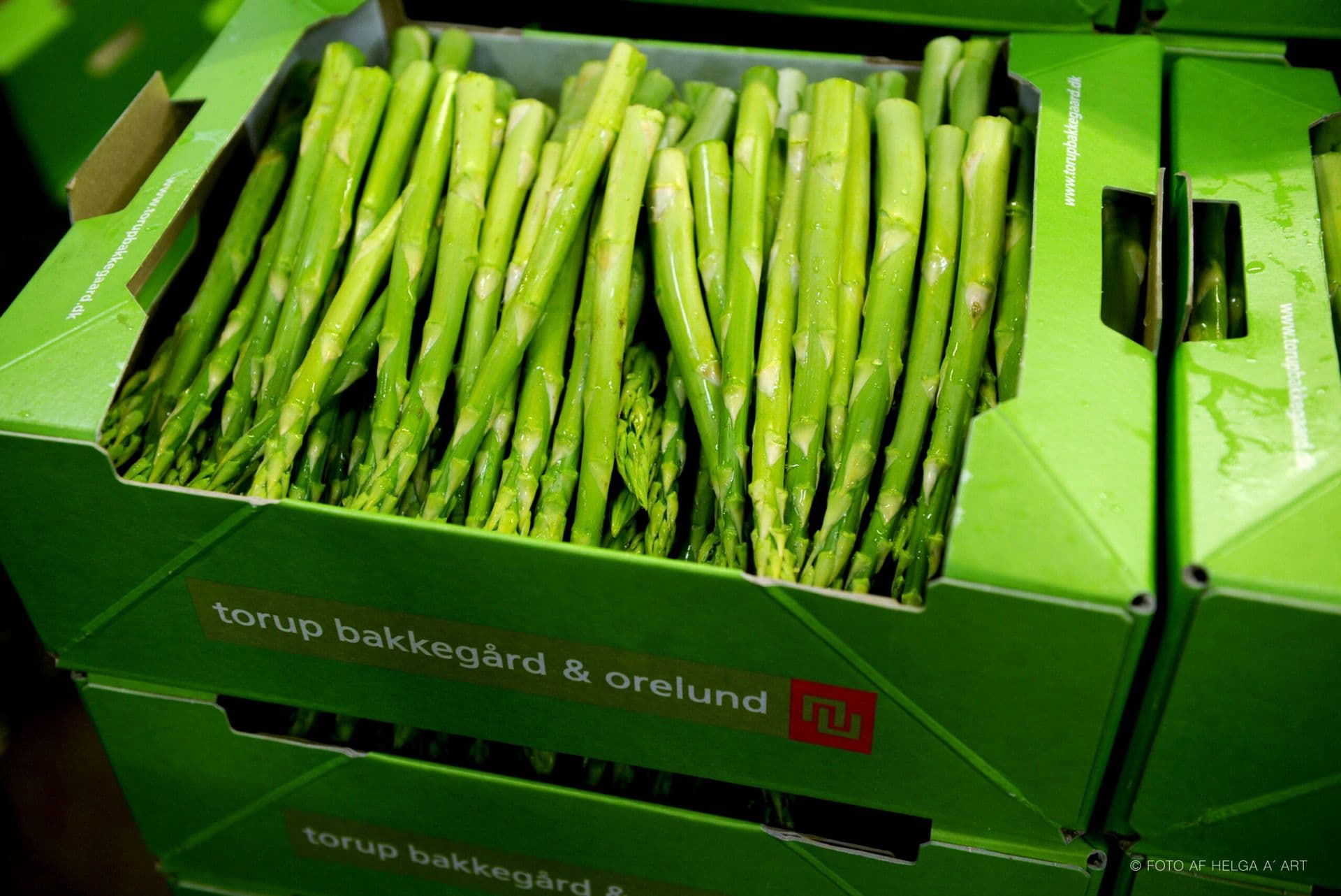 Kasse med friske asparges
