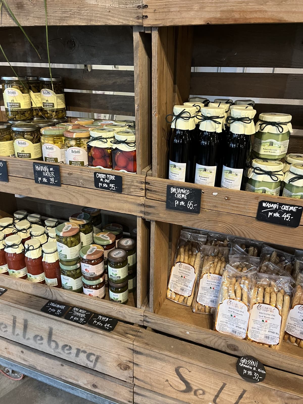 Hylder med varer i gårdbutikken
