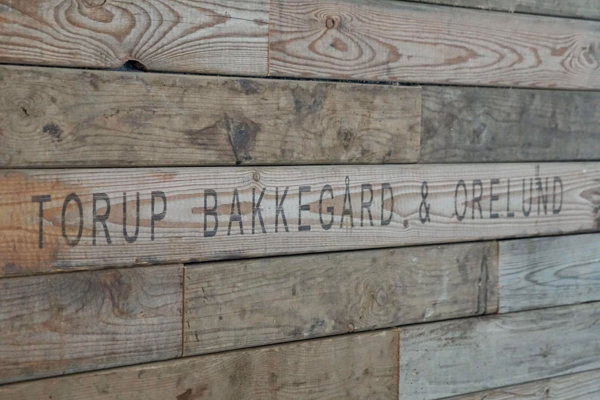 Besøgende ved skiltet på Torup Bakkegård
